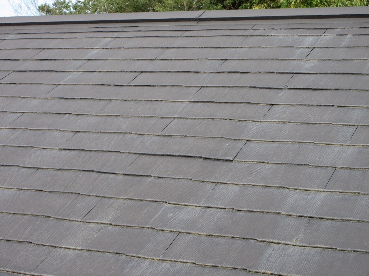 色あせが進んだ屋根面